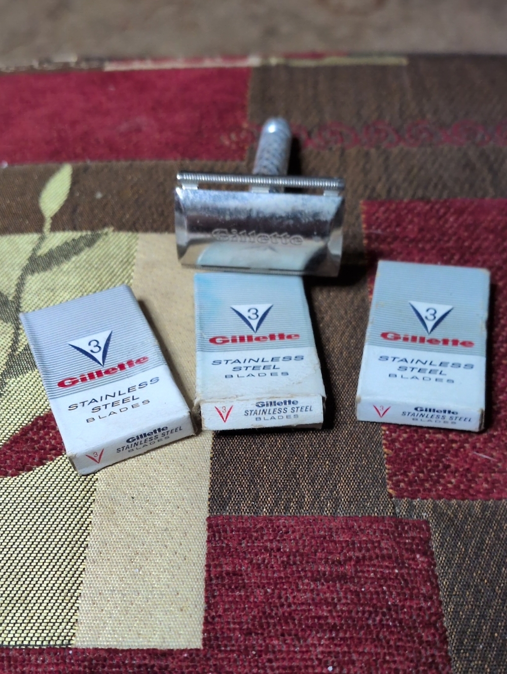 Gillette Stainless Steel Razor Blades & Safety Razor - White/Blue